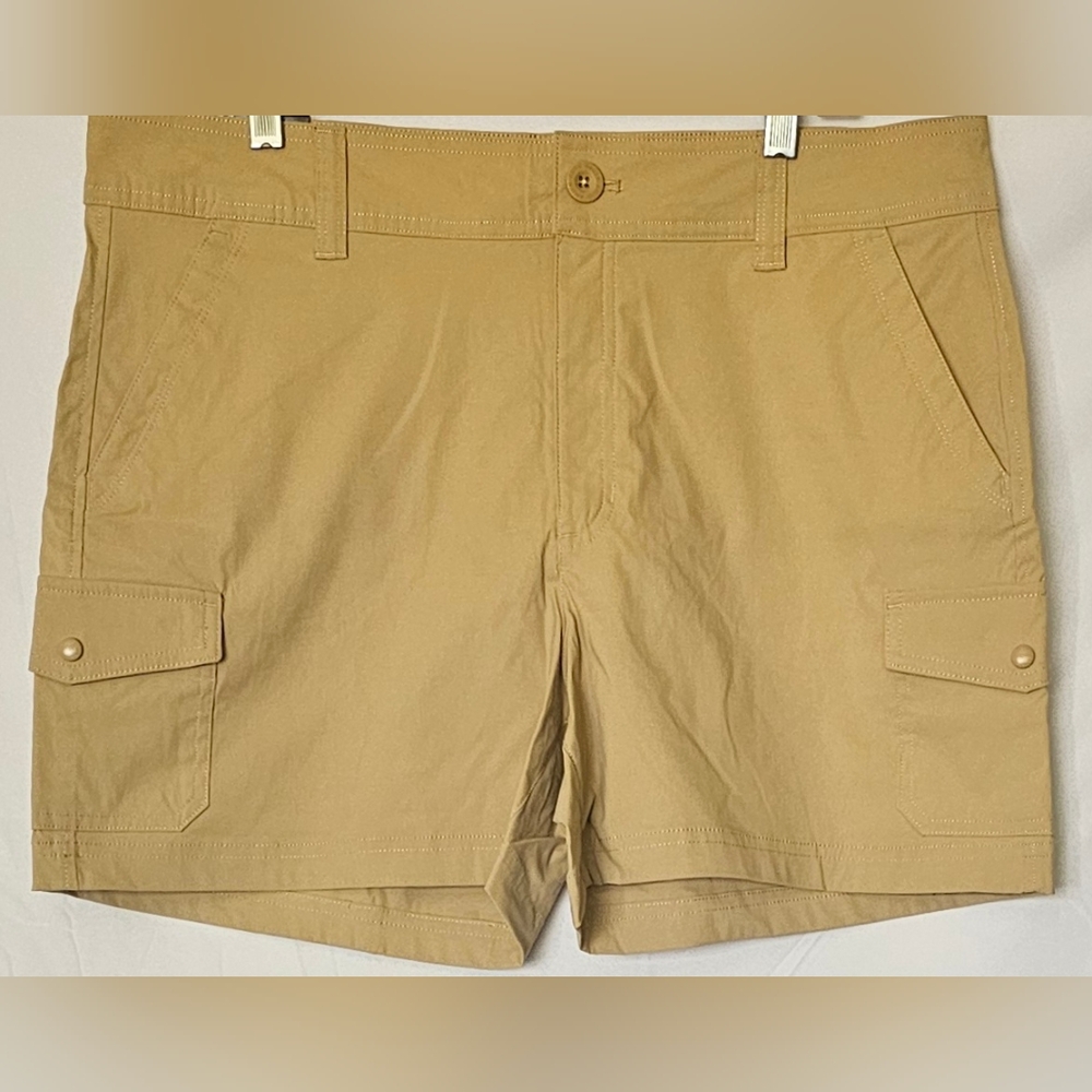 Ladies Eddie Bauer Khaki Color Cargo Pocket Shorts Sz 14 NEW